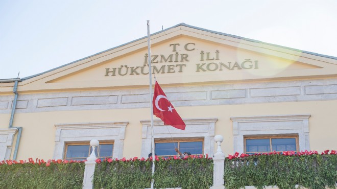 İzmir tek yürek: Ve bayrak göndere çekildi!