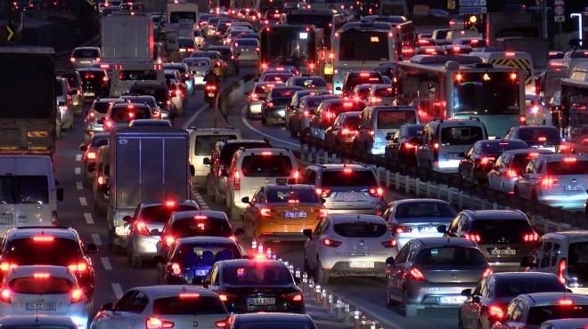 İzmir trafiğine 1 yılda binlerce yeni araç!