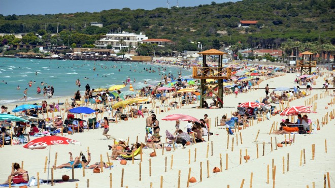 İzmir ve Ege de sahiller doldu, sosyal mesafe unutuldu!