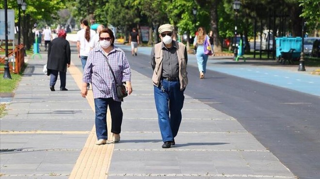 İzmir’de iki kritik karar: Sokakta sigaraya yasak, 65 yaş üstüne kısıtlama!