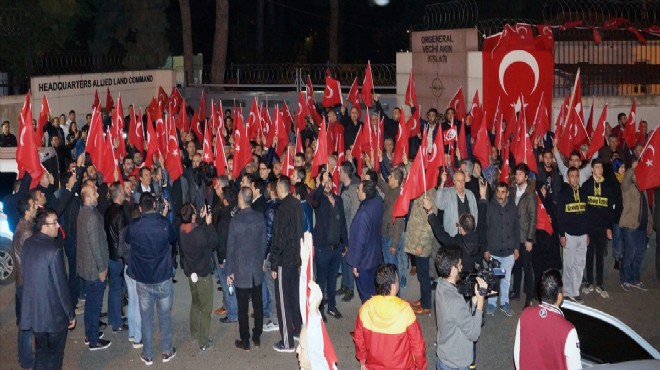 İzmir’de NATO önünde Türk bayraklı protesto!