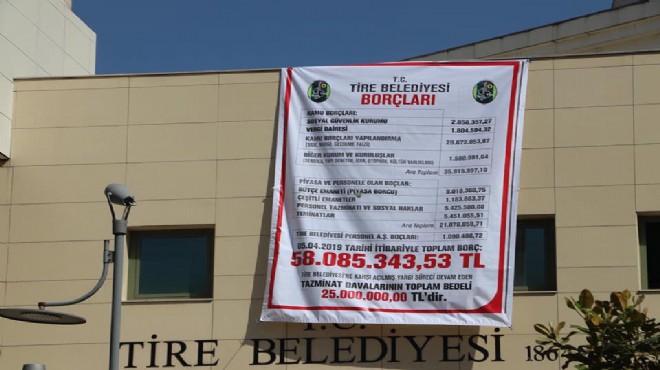 İzmir’de bir belediye binasına daha borç afişi!
