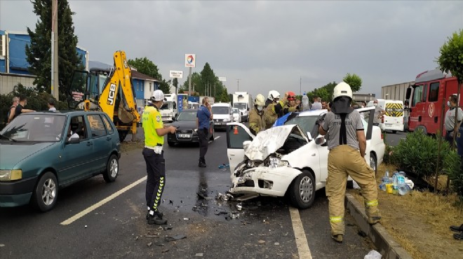 İzmir’de otomobil iş makinesine çarptı: 1 ölü, 1 yaralı