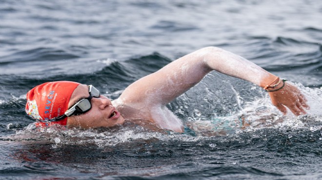 İzmirli Bengisu doğa için buzda yüzecek