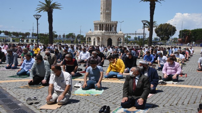 İzmirliler cuma namazı için Konak Meydanı na akın etti