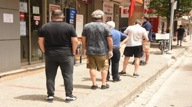 İzmirliler marketlerin önünde sıraya girdi