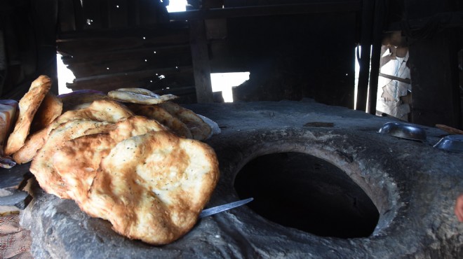 Kadifekale de kadınlar tandır ekmeği yaparak evlerini geçindiriyor