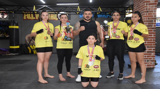 Kadın kick boksçular İzmir in gururu oldu