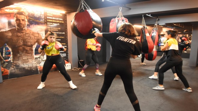 Kadınlar kick boks öğrenerek öz savunmaya hazırlanıyor