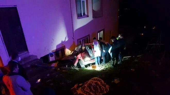 Kamyonet yol kenarındaki eve çarptı: 2 ölü, 3 yaralı
