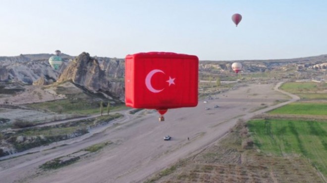 Kapadokya da balonlar Türk bayrakları ve Atatürk posteri ile uçtu