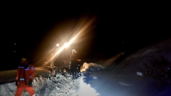 Kar ve fırtınada mahsur kalan 5 kişi kurtarıldı