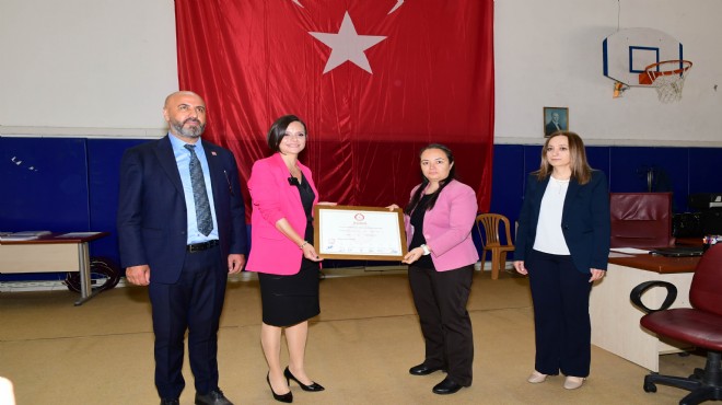 Karabağlar ın ilk kadın başkanı Kınay mazbatasını aldı