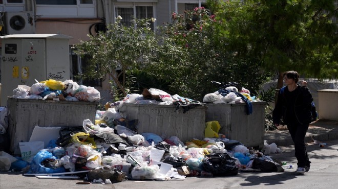 Karşıyaka'da çöp dağları: YENİ Parti ve CHP'den açıklamalar!
