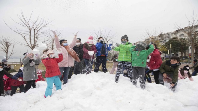Karşıyakalı çocuklara kar sürprizi