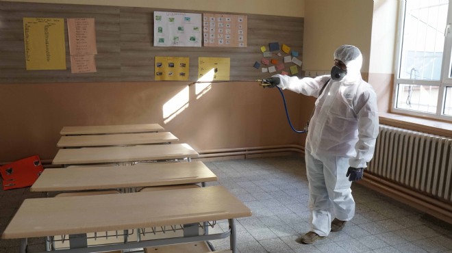 Kemalpaşa da sınav öncesi okullar dezenfekte edildi