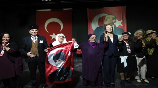 Konak'ın çınarlarından Cumhuriyet gösterisi