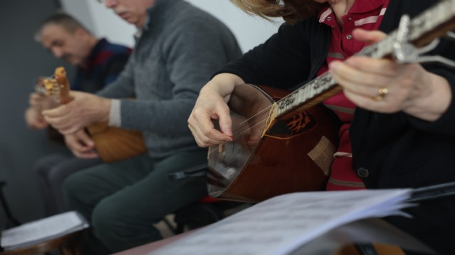 Konak'ta ücretsiz bağlama kursuna yoğun ilgi