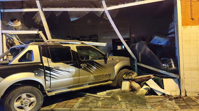 Kontrolden çıkan pikap iş yerinin deposuna girdi