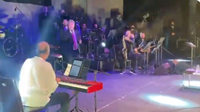 Kurtuluş konseri düeti: Fatih Erkoç çaldı, Başkan İduğ söyledi!
