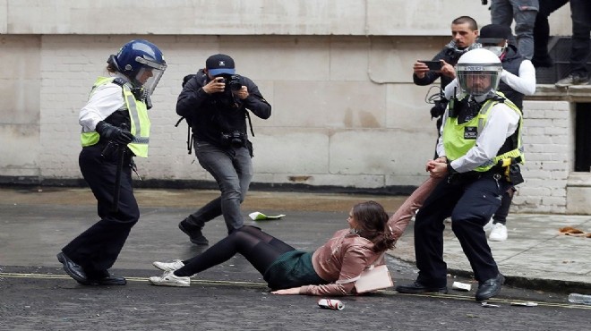 Londra da göstericiler ile polis arasında arbede