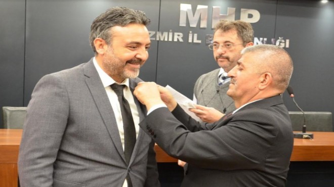 MHP İzmir de rozet şov sürüyor