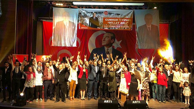MHP den o ilçede rozet şov: AK Partili Başkan da katıldı!
