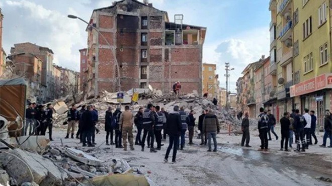 Malatya da depremde hasar gören 6 katlı bina çöktü