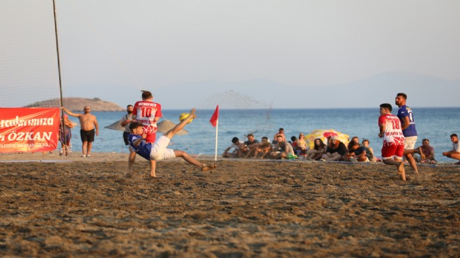Menderes te plaj futbolu heyecanı