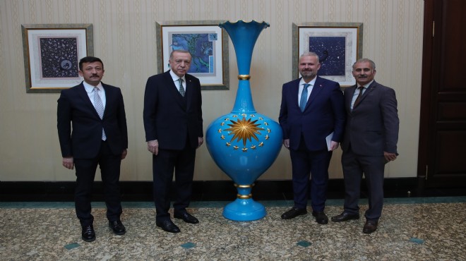 Menemen’den Cumhurbaşkanı Erdoğan’a özel hediye: Ve dev vazo Genel Merkez de!