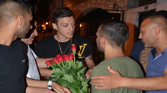 Mesut Özil den seyyar çiçek satıcılarına tepki
