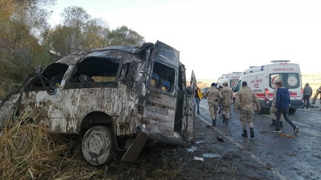 Mültecileri taşıyan minibüs devrildi: 2 ölü, 22 yaralı