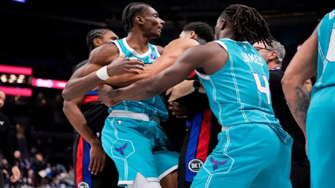 NBA'de yumruklar konuştu: 2 maçta kavga!