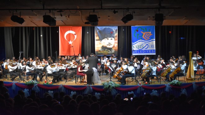 Narlıdere de sahne Çocuk Senfoni Orkestrası nın