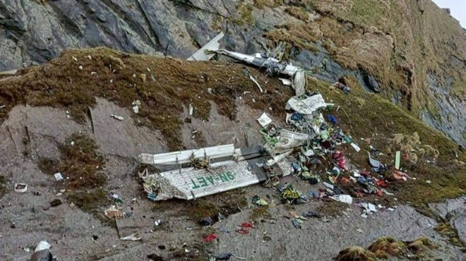 Nepal de kaybolan uçağın enkazı bulundu