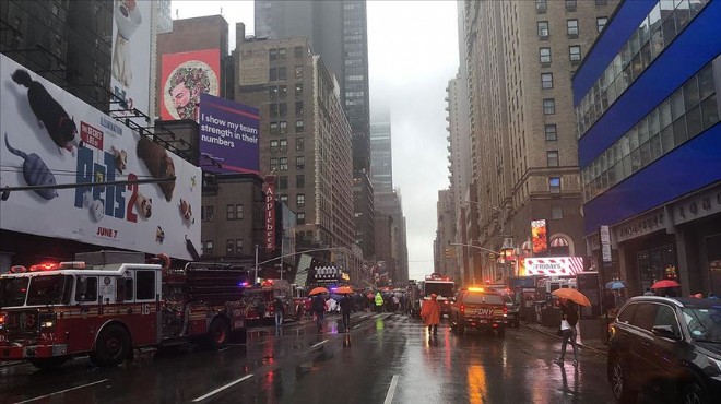 New York ta helikopter gökdelene çarptı