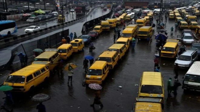 Nijerya da iki yolcu otobüsü çarpıştı: 16 ölü