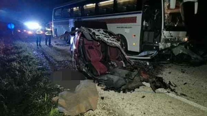 Otobüse çarpan araç ikiye bölündü: 2 ölü