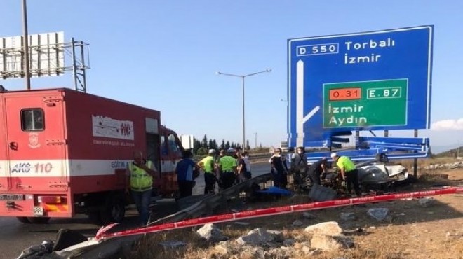 İzmir de otomobil yön tabelasına çarptı: 1 ölü