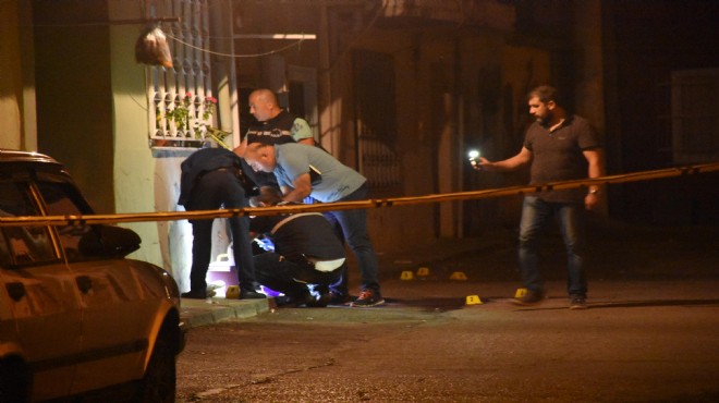 İzmir de sokak ortasında silahlı kavga: Polis memuru bıçaklandı