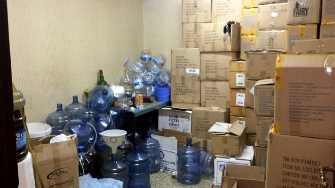 Polisler hırsızları kovalarken sahte içki imalathanesi buldu