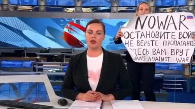 Rus devlet televizyonunda canlı yayınında protesto!