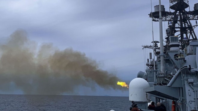 Rus savaş gemisi Karadeniz de uyarı ateşi açtı!