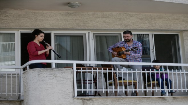 Sanatçı çiftten komşulara  balkon konseri 