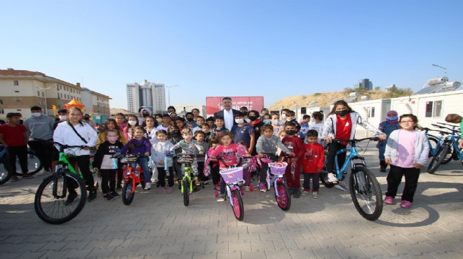 Sandal dan depremzede çocuklara bisiklet sürprizi