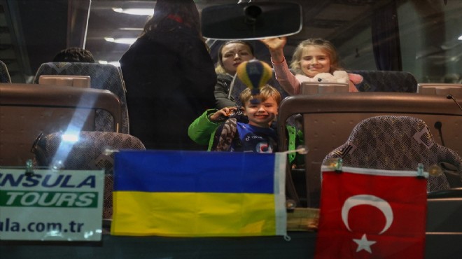 Savaştan kaçan Ukraynalı kadın ve çocuklar İzmir e geldi