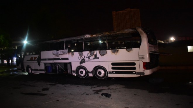 Sefere çıkmaya hazırlanan yolcu otobüsü terminalde yandı