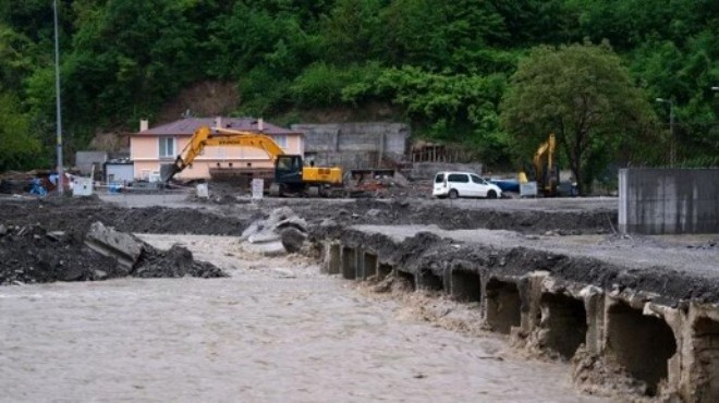 Sel felaketi yaşanan ilçede köprüler kapatıldı!