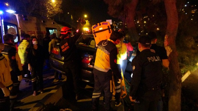 Sıkıştırılan otomobil refüjü aşıp ağaca çarptı: 2 yaralı!
