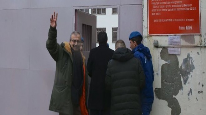 Sırrı Süreyya Önder cezaevine teslim oldu